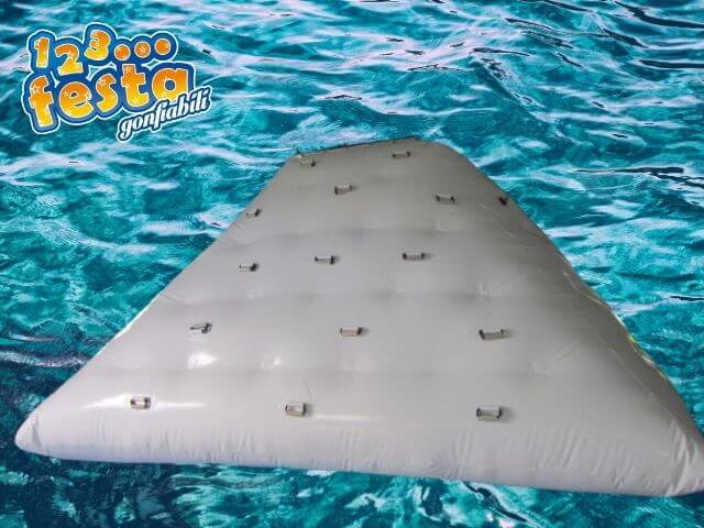 gioco gonfiabile galleggiante mare arrampicata