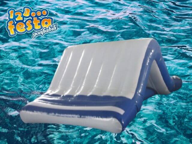 scivolo gonfiabile galleggiante in mare