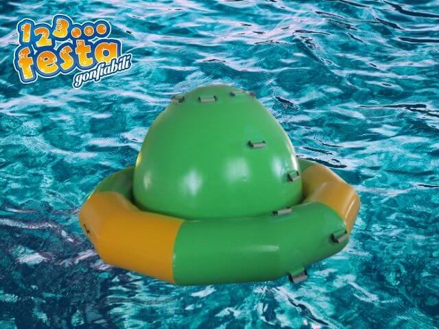 gonfiabili per parchi acquatici sul mare