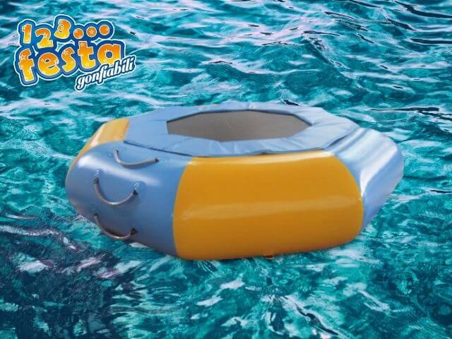 trampolino gonfiabile acquatico