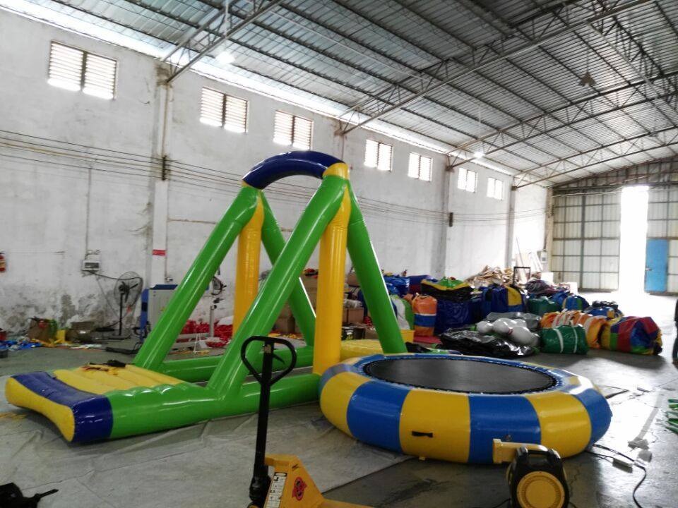 gioco trampolino acquatico sul mare gioco trampolino acquatico sul mare