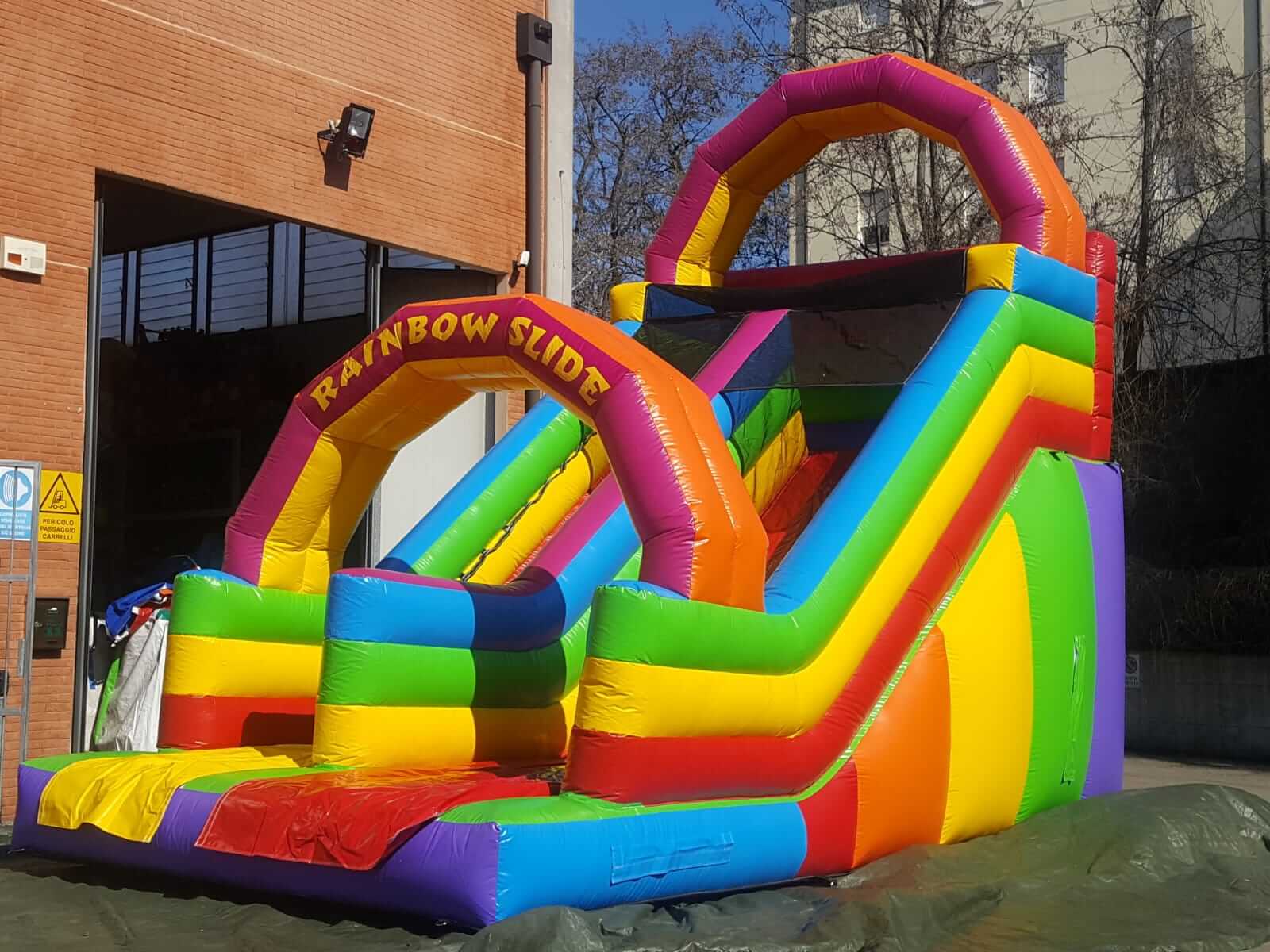 scivolo gonfiabile a noleggio rainbow slide