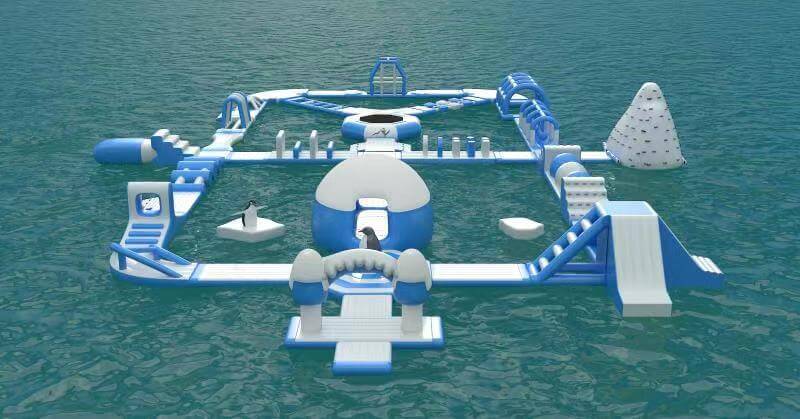 parco gonfiabile acquatico in mare